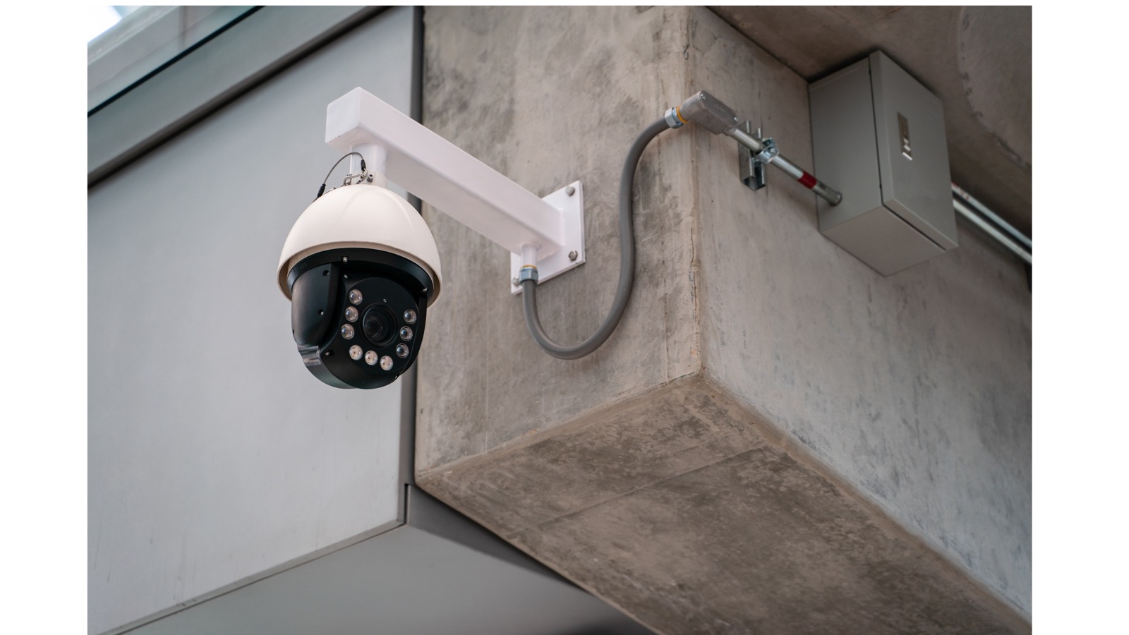 Caméra de vidéosurveillance installée sur un site